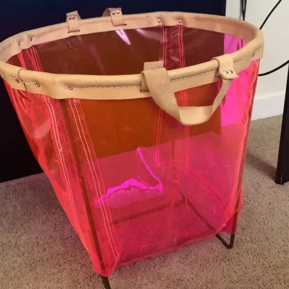 โผ๏ธ SOLD โผ๏ธ VS Pink store display bin - Picture 1 of 6